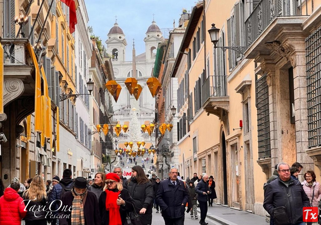 febbraio_2024 Via dei Condotti e sullo sfondo Trinità dei Monti (Piazza di Spagna - Roma)